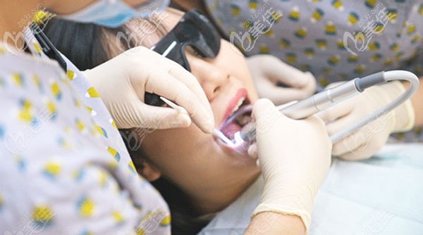 洗牙也有兩位醫(yī)生進(jìn)行4手操作 洗牙也有兩位醫(yī)生進(jìn)行4手操作