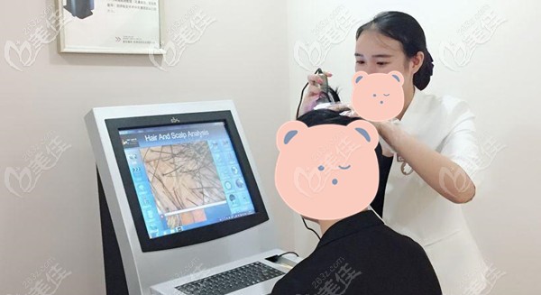 顧客在進(jìn)行專業(yè)的毛囊檢測
