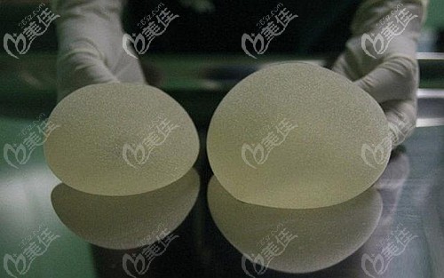 不同尺寸的隆胸假體