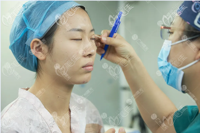 廣州雙眼皮修復(fù)醫(yī)院我推薦廣州曙光整形醫(yī)院 廣州雙眼皮修復(fù)醫(yī)院我推薦廣州曙光整形醫(yī)院