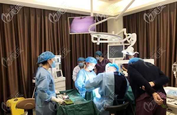 穿顴穿翼種植牙手術(shù)現(xiàn)場