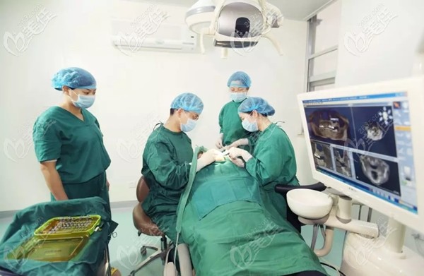 醫(yī)生做種植牙過程圖示 醫(yī)生做種植牙過程圖示