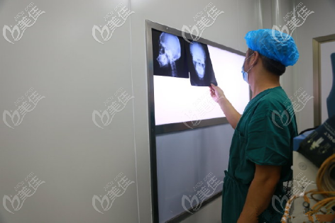 <!--<i data=20240703-sp></i>-->伊萊美李湘原認(rèn)真觀察CT拍片頭顱情況 <!--<i data=20240703-sp></i>-->伊萊美李湘原認(rèn)真觀察CT拍片頭顱情況