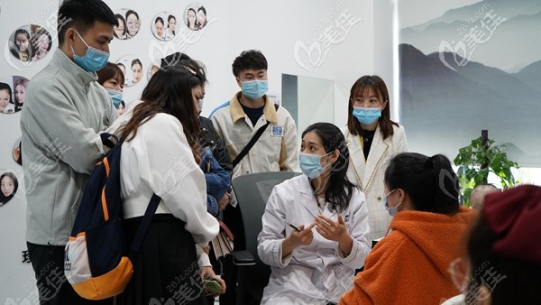 多次為發(fā)友舉行植發(fā)學(xué)術(shù)交流會議 多次為發(fā)友舉行植發(fā)學(xué)術(shù)交流會議