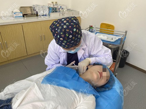 工作中的單寶奇主任 工作中的單寶奇主任