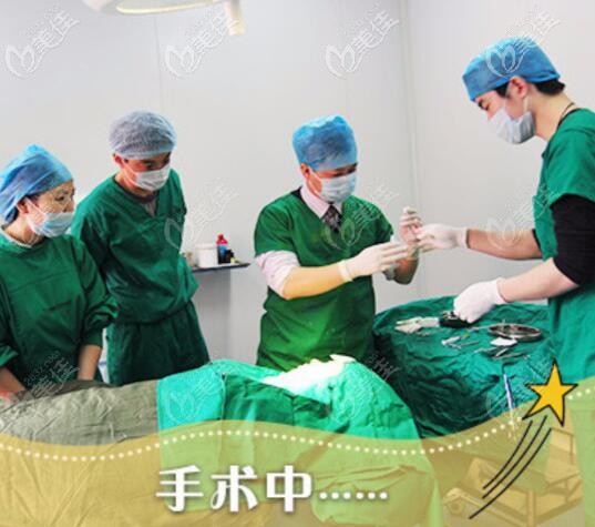 陳立坤醫(yī)生做雙眼皮手術中 陳立坤醫(yī)生做雙眼皮手術中