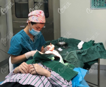 魏志香給我做眼角修復(fù)手術(shù)當(dāng)天 魏志香給我做眼角修復(fù)手術(shù)當(dāng)天