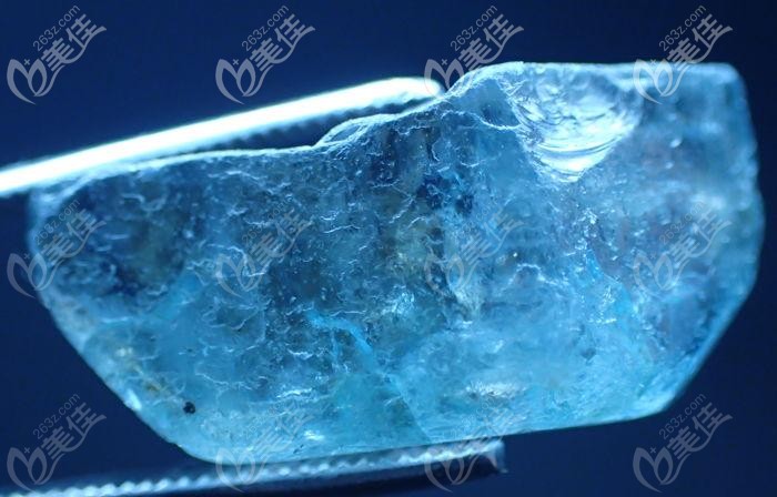 斯里蘭卡的寶石級(jí)的鋯石原石外觀