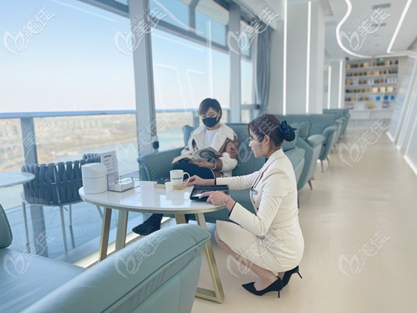 標準的服務(wù)姿勢 標準的服務(wù)姿勢