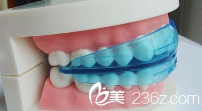  相信現(xiàn)在每家的牙科醫(yī)院里面每天都會(huì)擠滿了看牙齒的人，不光是大人，小孩子的數(shù)量幾乎占到了百分之五十，主要都是現(xiàn)在的孩子都不注意保護(hù)牙齒，尤期是在長(zhǎng)牙和換牙期的時(shí)候，吃一些亂七八糟的東西，飲料和零食就是破壞牙齒的元兇之一。牙齒出現(xiàn)問(wèn)題，必須要用矯正器才可以改變這一現(xiàn)狀，牙齒矯正器要帶多久才可以? 在換牙期里面，長(zhǎng)出新牙后，由于不注意保護(hù)，牙齒多數(shù)都會(huì)出現(xiàn)歪歪扭扭的情況，看起來(lái)非常的不整齊，有的孩子甚至還出現(xiàn)了暴牙的情況，這個(gè)時(shí)候就需要對(duì)牙齒盡快做一個(gè)處理，就是進(jìn)行矯正，但是有一點(diǎn)需要注意