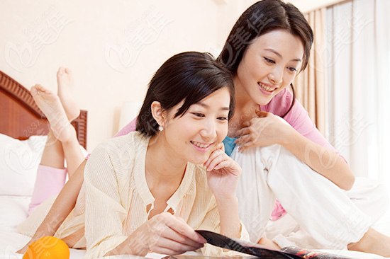 2012流行發(fā)型盤點 頭發(fā)少也風(fēng)情萬種