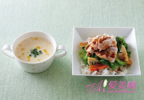 豆?jié){玉米甜湯鮮蔬肉片蓋澆飯