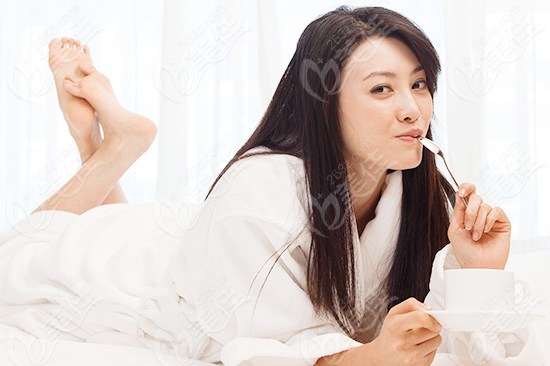 簡易<!--<i data=20240710-sp></i>-->面部按摩操 只用雙手就可完成的抗皺美容