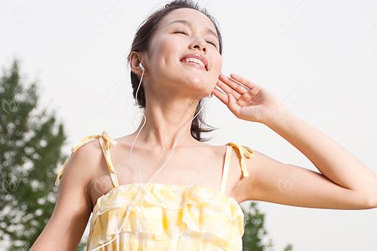 巧用按摩棒 滾滑點(diǎn)壓4步消除眼袋黑眼圈