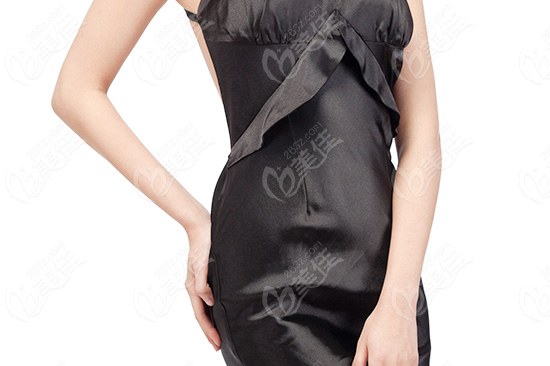 巧用按摩棒 滾滑點(diǎn)壓4步消除眼袋黑眼圈