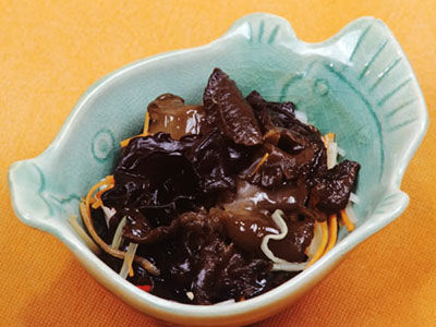 夏日黑木耳補(bǔ)血瘦身餐 一月強(qiáng)效瘦7斤