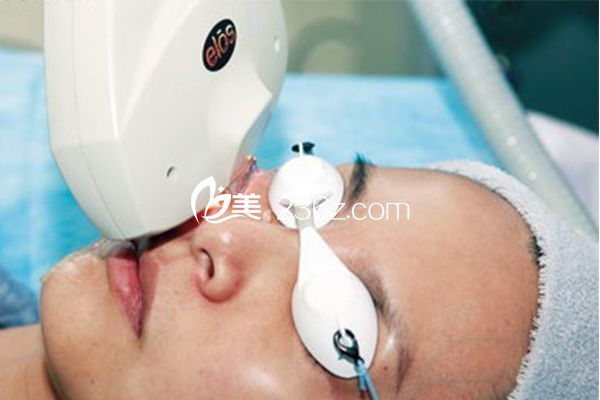 光子嫩膚對(duì)抗毛孔粗大效果好嗎