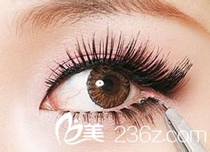  嫁接的睫毛是用的什么材料