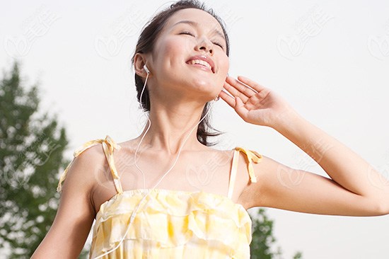  如何有效去痘 很多人都被痘痘的問題困擾著，可是不管氣候如何變，很多mm都依然白皙無瑕。為什么會有如此的差別呢?青春痘是每個女人都會經(jīng)歷的問題，青春痘是青春時間慢性炎癥性毛囊皮脂腺疾病，是人體發(fā)育過程中必經(jīng)的問題。青春痘并不可怕，可怕的是痘印有沒有。一臉的青春痘長過之后，痘印在臉上不消除，整個臉上的皮膚坑坑洼洼，沒有光澤也不潤滑。痘印要消除，下面我們一起來看看生活妙招消除痘印吧! 方法/步驟 1 冰毛巾敷臉法：把洗干凈的毛巾放在冰箱冷凍格里，經(jīng)過幾小時，敷在洗過的臉上，有收斂鎮(zhèn)靜