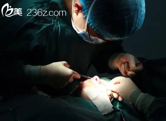 隆鼻后需要縫合