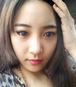 對(duì)自己的容貌一直都不滿意，完全沒(méi)有女人味，而且臉部還比較大，